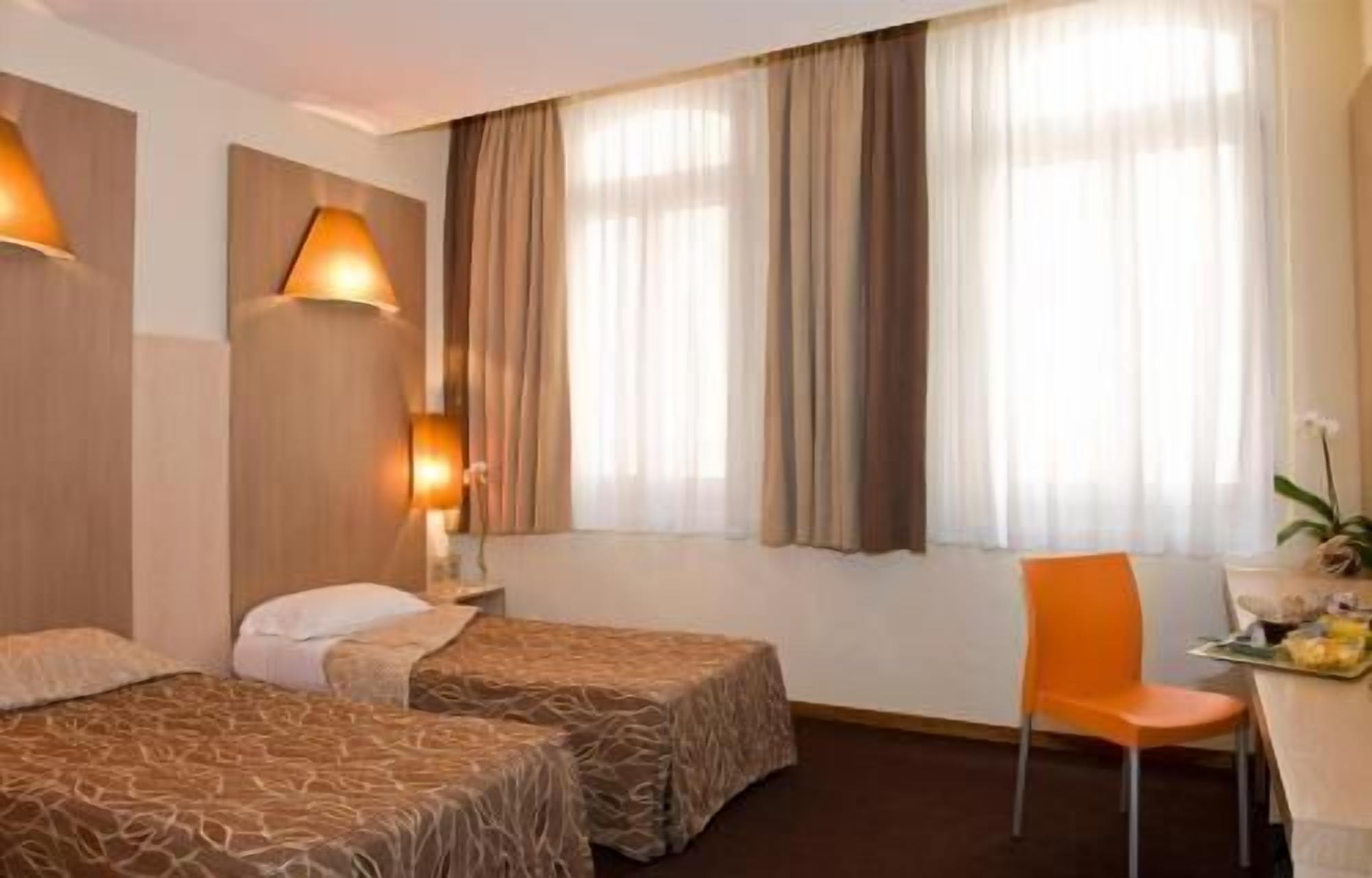 Hochwertige Bettwaren, Schreibtisch, laptopgeeigneter Arbeitsplatz