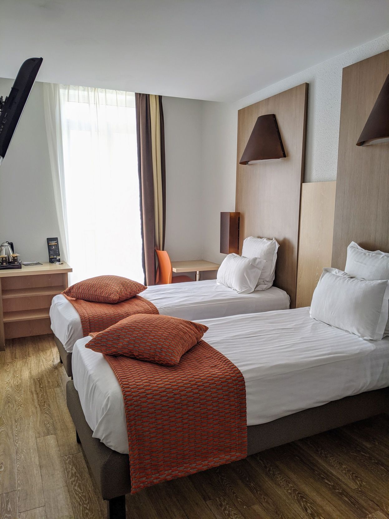 Ropa de cama de alta calidad y escritorio