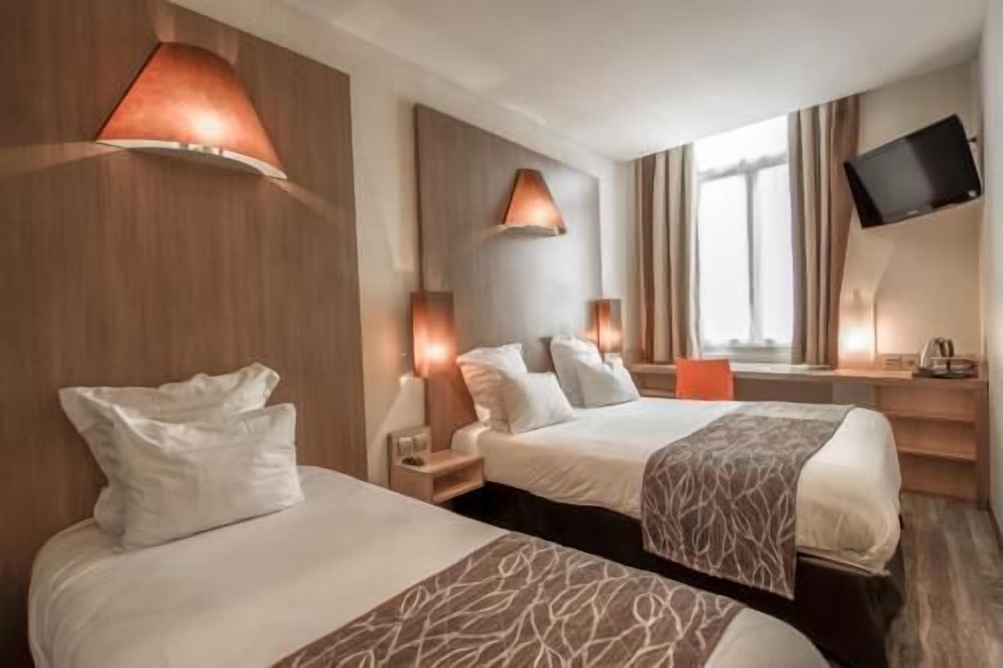 Hochwertige Bettwaren, Schreibtisch, laptopgeeigneter Arbeitsplatz