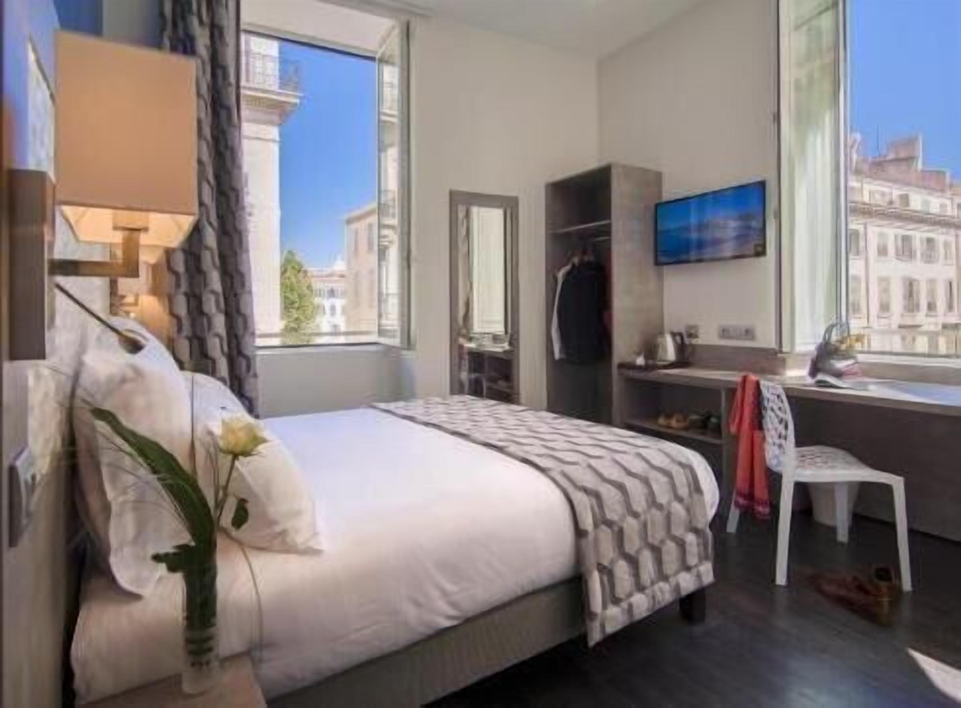 Hochwertige Bettwaren, Schreibtisch, laptopgeeigneter Arbeitsplatz