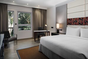 Hypo-allergenic bedding, minibar, in-room safe, desk