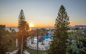 Piscine couverte, piscine extérieure, chaises longues