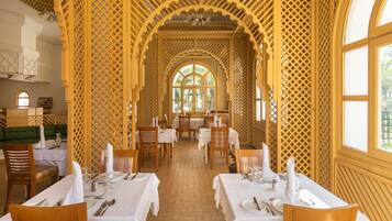2 restaurants; breakfast, lunch and dinner served