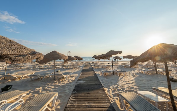 Plage privée, sable blanc, chaises longues, parasols