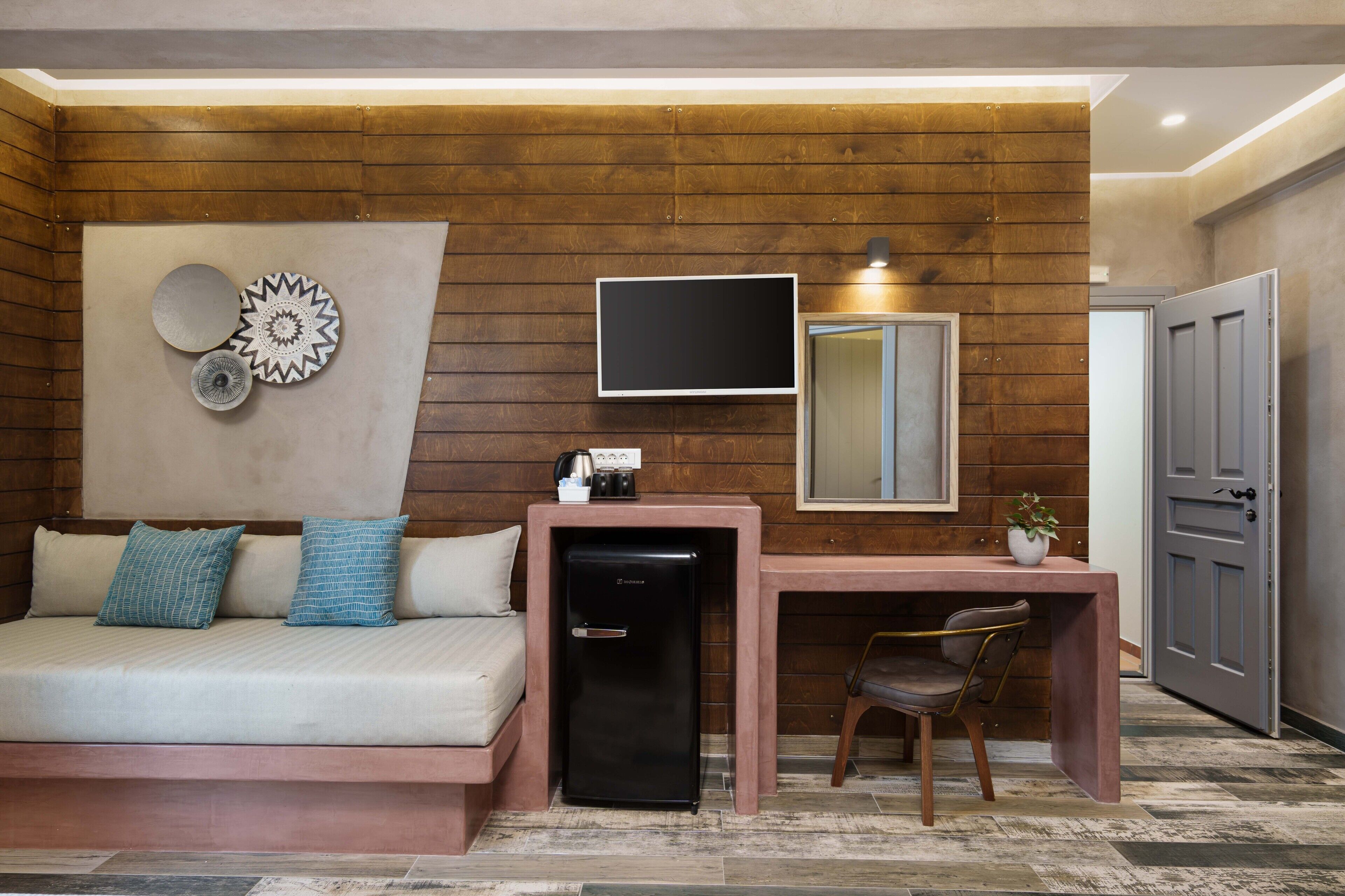 deluxe room, 1 queen bed, jetted tub | 1 bedroom, in-room safe, iron/ironing board, free wifi