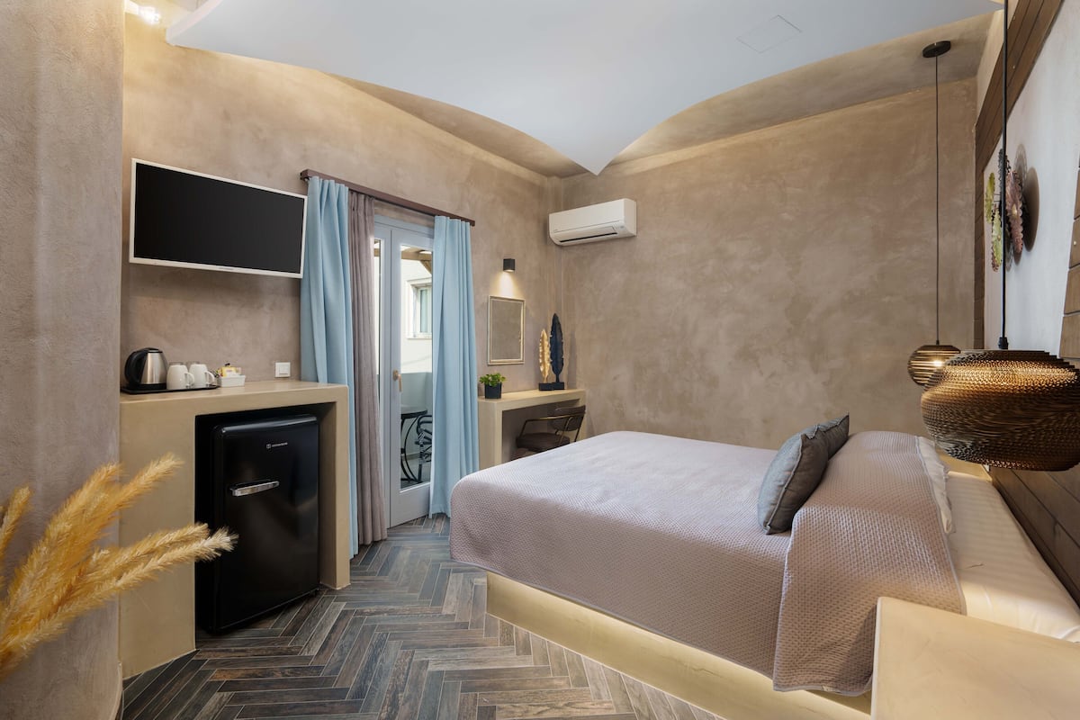 Deluxe Double Room | In-room safe, iron/ironing board, free WiFi, bed sheets