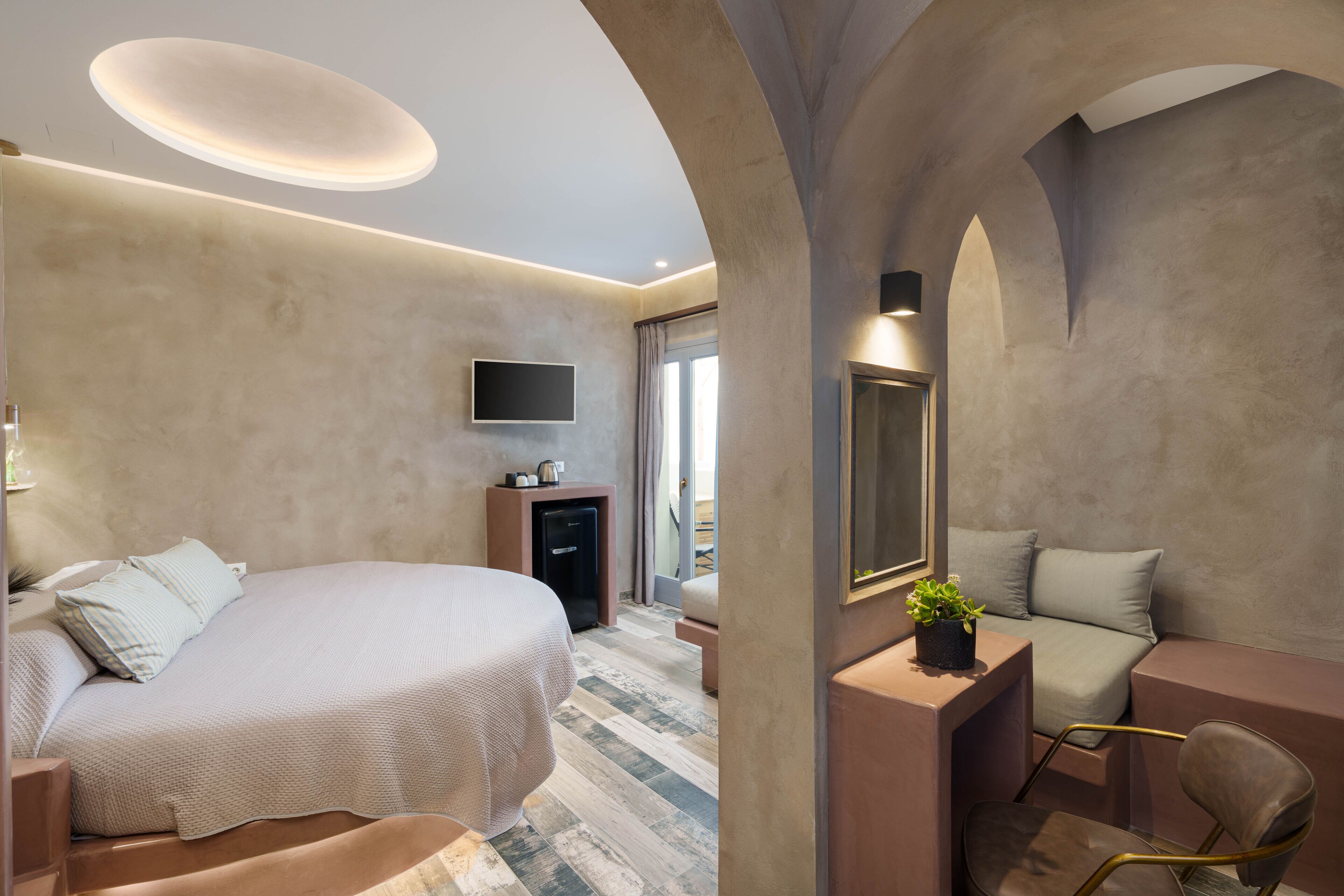 deluxe room, 1 queen bed, jetted tub | 1 bedroom, in-room safe, iron/ironing board, free wifi