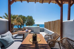 Habitación Deluxe, hidromasaje, vista al mar | Caja de seguridad en la habitación y tabla de planchar con plancha