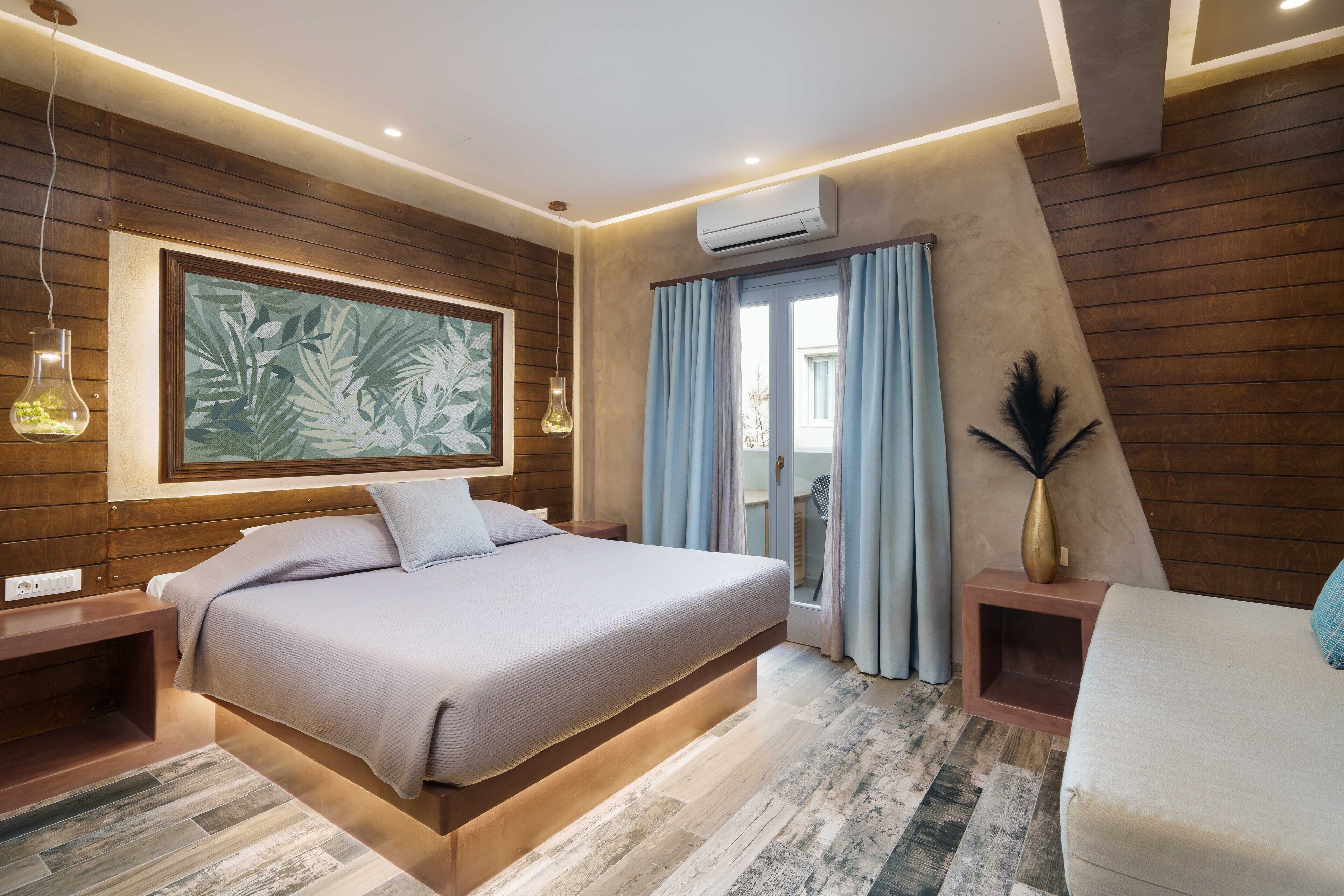 deluxe room, 1 queen bed, jetted tub | 1 bedroom, in-room safe, iron/ironing board, free wifi