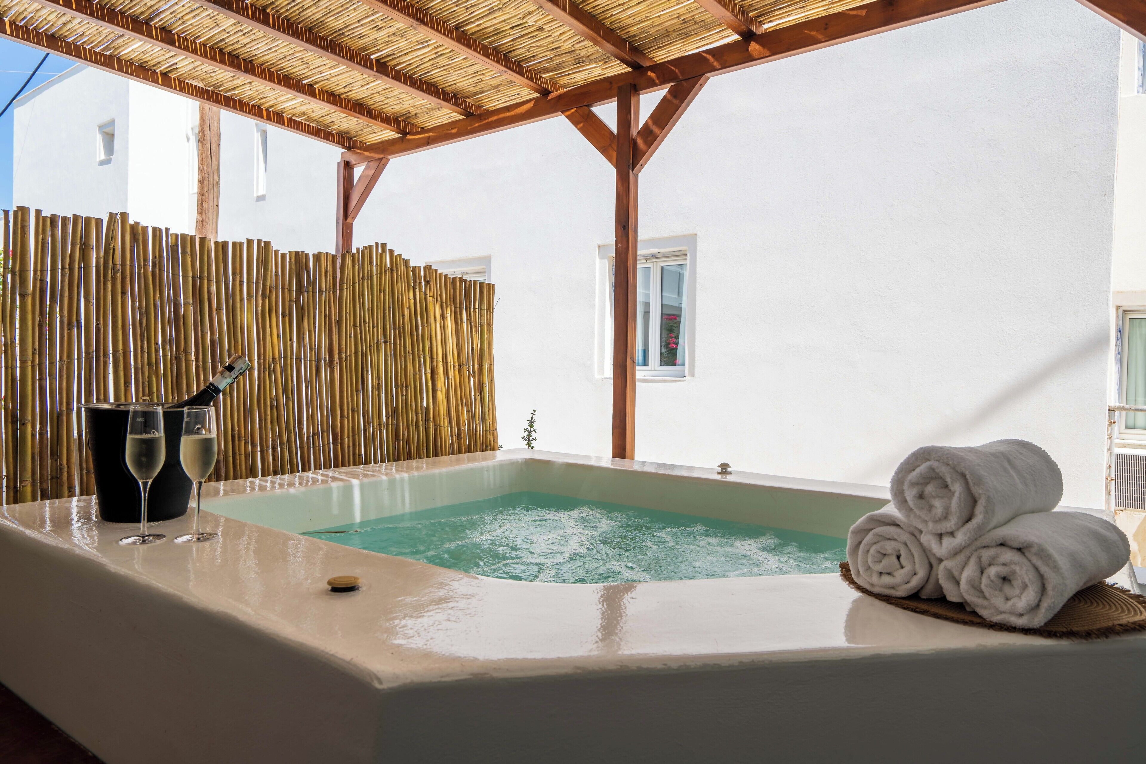 deluxe room, 1 queen bed, jetted tub | 1 bedroom, in-room safe, iron/ironing board, free wifi