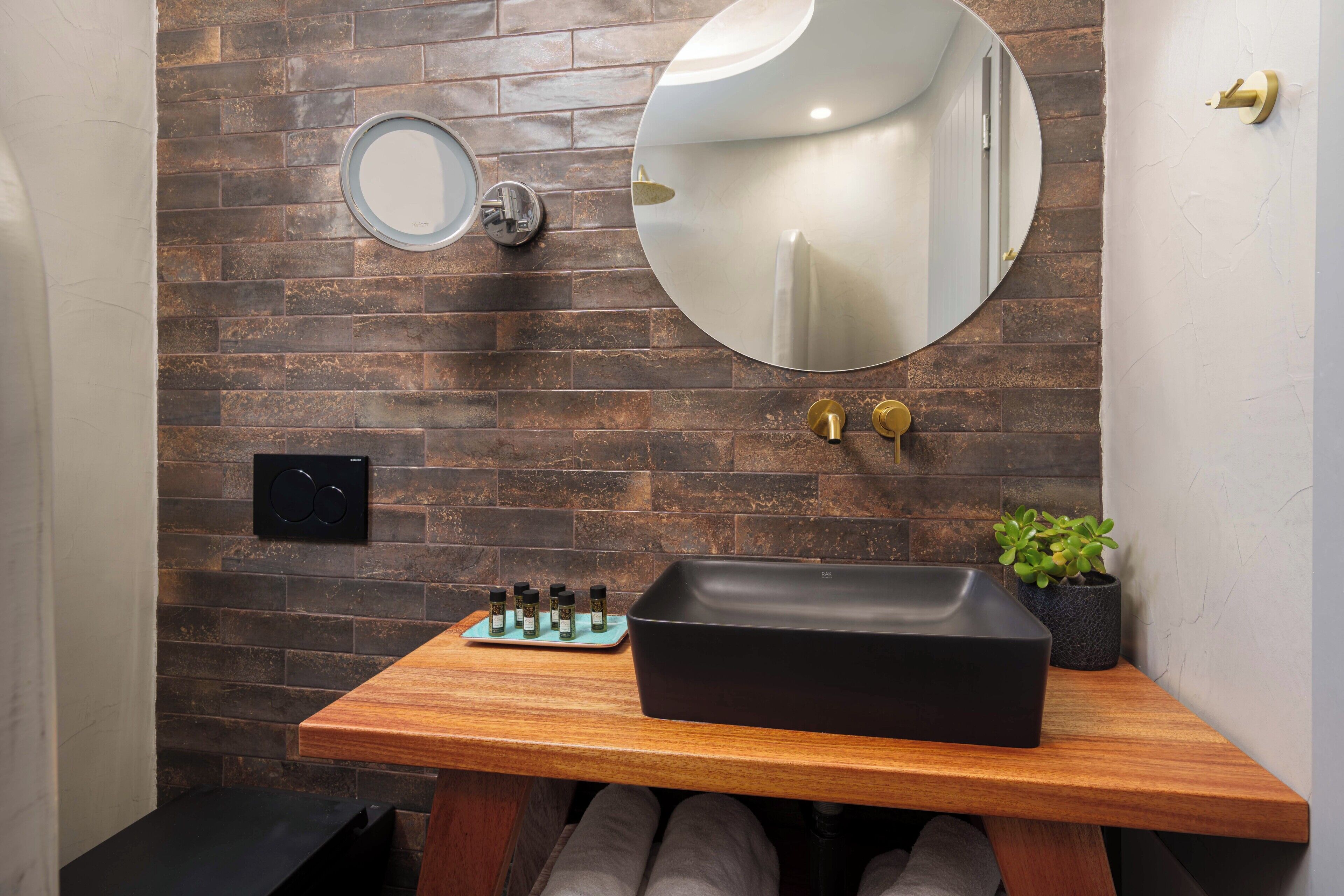 deluxe room, jetted tub, sea view | bathroom | shower, hair dryer, towels