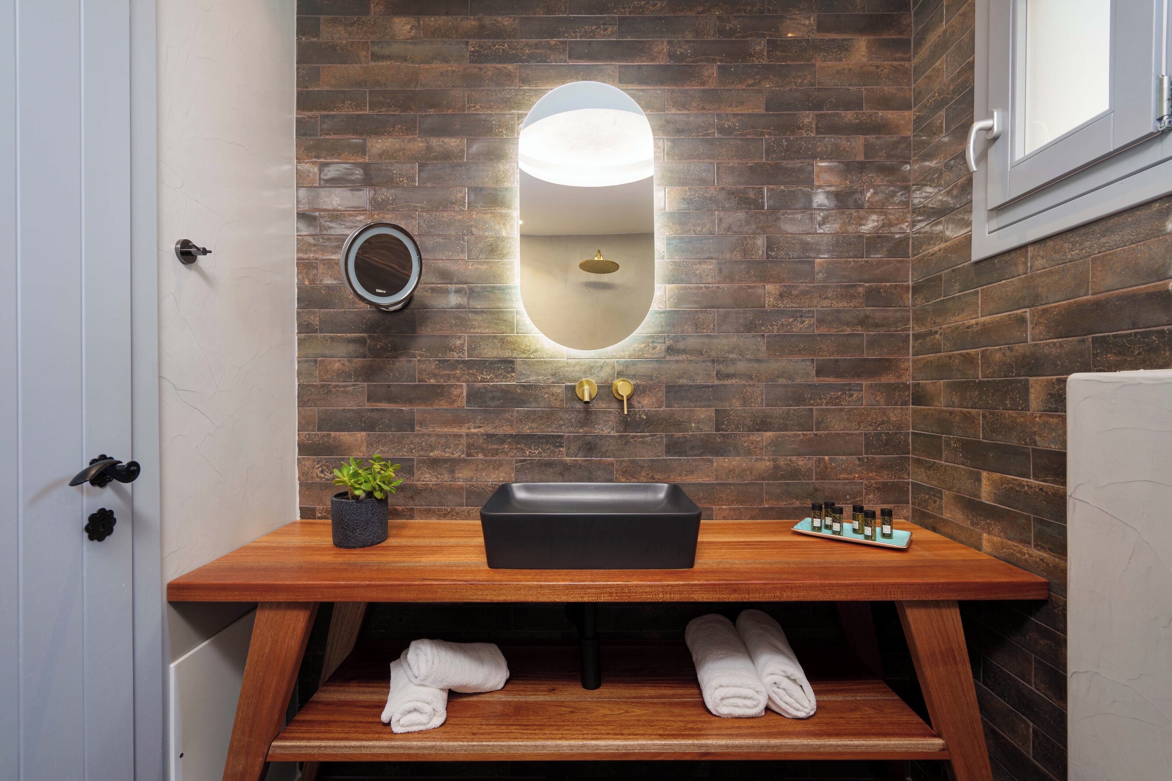 deluxe room, jetted tub, sea view | bathroom | shower, hair dryer, towels