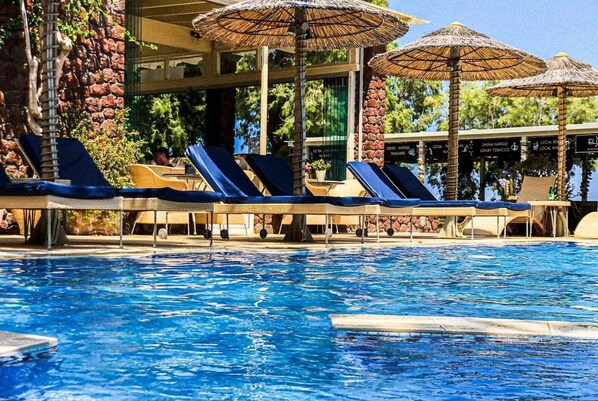 Outdoor pool, pool umbrellas, sun loungers