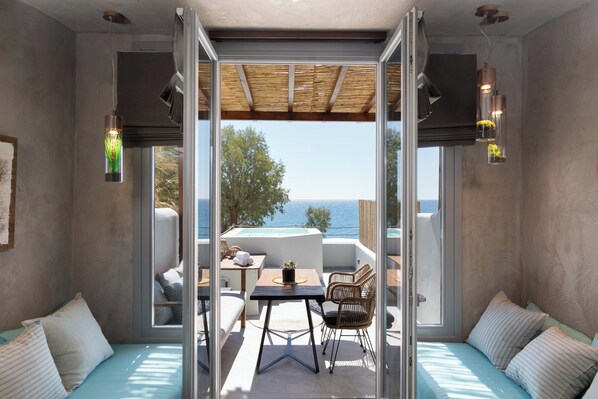 Habitación Deluxe, hidromasaje, vista al mar | Caja de seguridad en la habitación y tabla de planchar con plancha