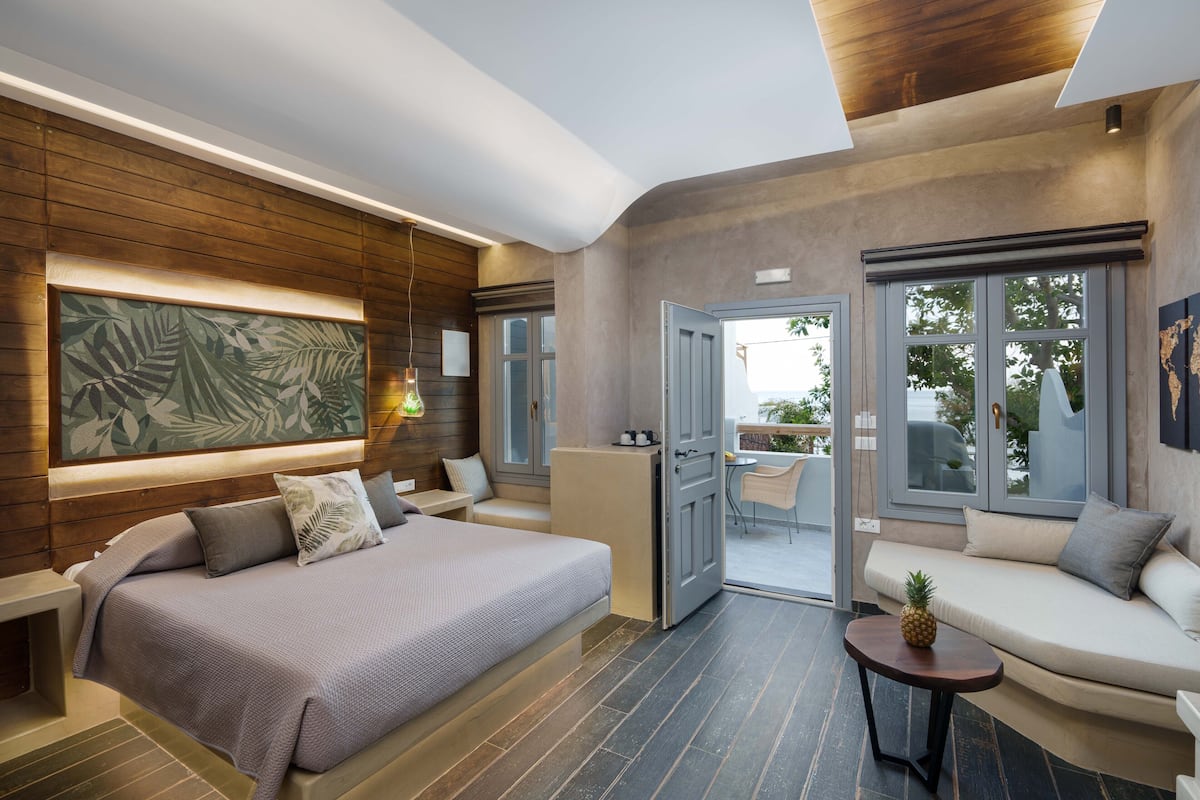 Deluxe Room, 1 Queen Bed, Jetted Tub | In-room safe, iron/ironing board, free WiFi, bed sheets