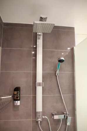 Triple Room, 3 Single Beds | Bathroom - Hotel Zentrum (Frankfurt)