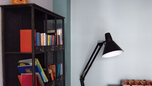 A room with a bookshelf, a desk, and a lamp. - Hotel Zentrum (Frankfurt)