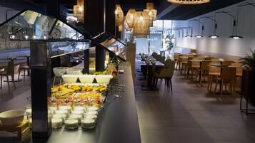 Se ofrece un desayuno bufé (19 EUR por persona)