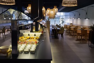 Café da manhã com buffet todos os dias (EUR 17 por pessoa) 