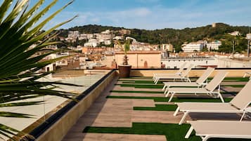 Una piscina al aire libre de temporada, sillones reclinables de piscina