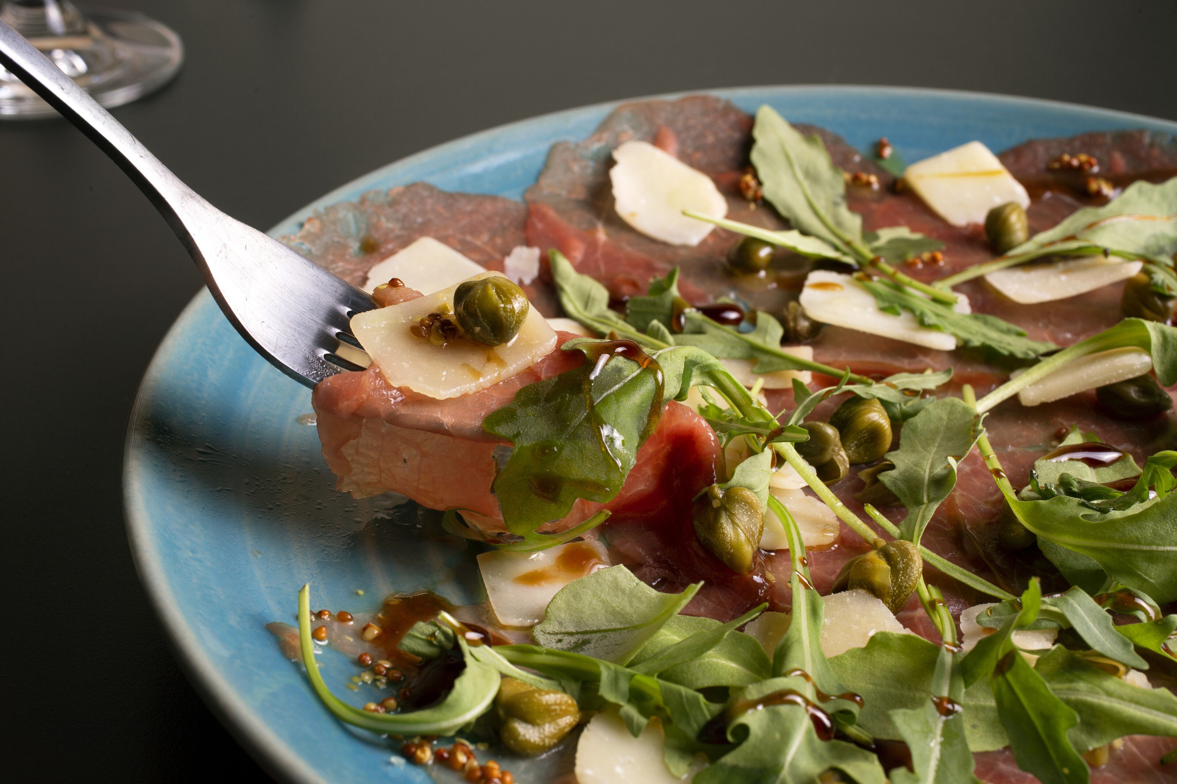 Un plato de comida con un tenedor.