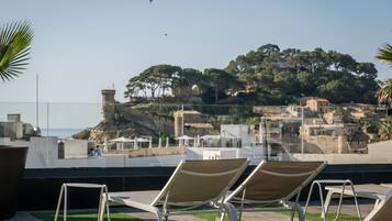 Seasonal outdoor pool, open 10:00 AM to 8:00 PM, pool loungers