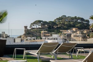 Una piscina al aire libre de temporada, sillones reclinables de piscina