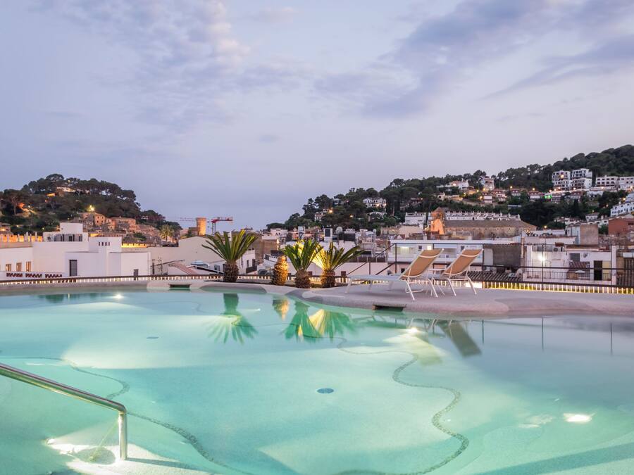Una piscina al aire libre de temporada, sillones reclinables de piscina