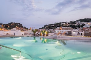 Piscina a l'aire lliure de temporada (horari: 10:00-20:00) i gandules 