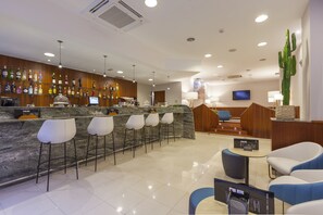 Rooftop bar, poolside views, open daily - Hotel Delfín (Tossa de Mar)