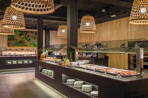 Se ofrece un desayuno bufé todos los días (por un coste adicional)