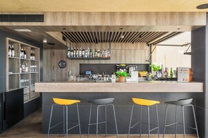 Bar junto a la piscina