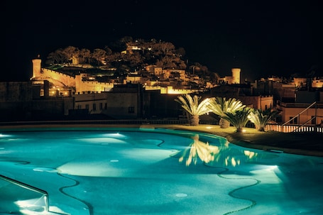 Seasonal outdoor pool, open 10:00 AM to 8:00 PM, sun loungers. Hotel Delfín