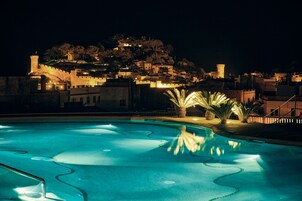 Piscina externa sazonal, funciona das 10h às 20h, espreguiçadeiras