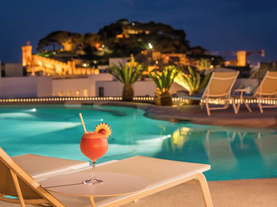 Poolside bar