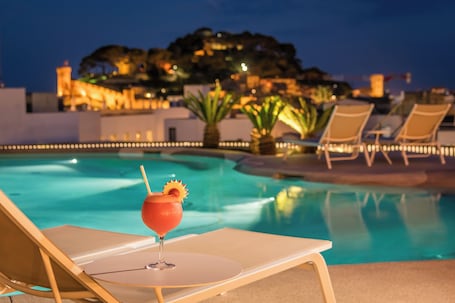 Poolside bar