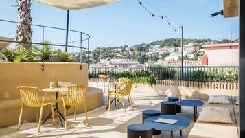 Poolside bar