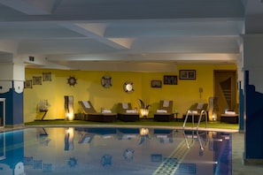 Una piscina cubierta (de 10:00 a 22:00), tumbonas