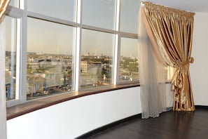 Premium bedding, in-room safe, desk, blackout curtains - Le Zenith Hotel (Casablanca)
