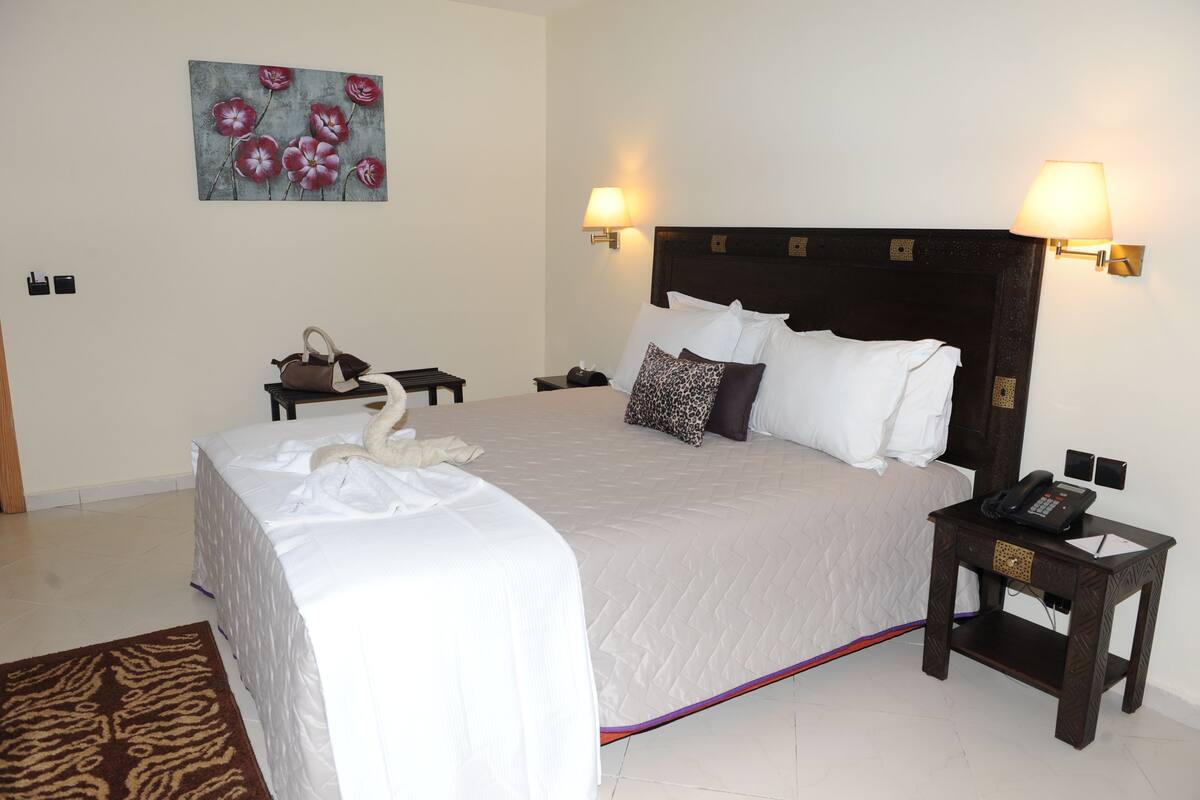 Junior Suite | Premium bedding, in-room safe, desk, blackout drapes