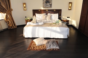 Premium bedding, in-room safe, desk, blackout curtains - Le Zenith Hotel (Casablanca)