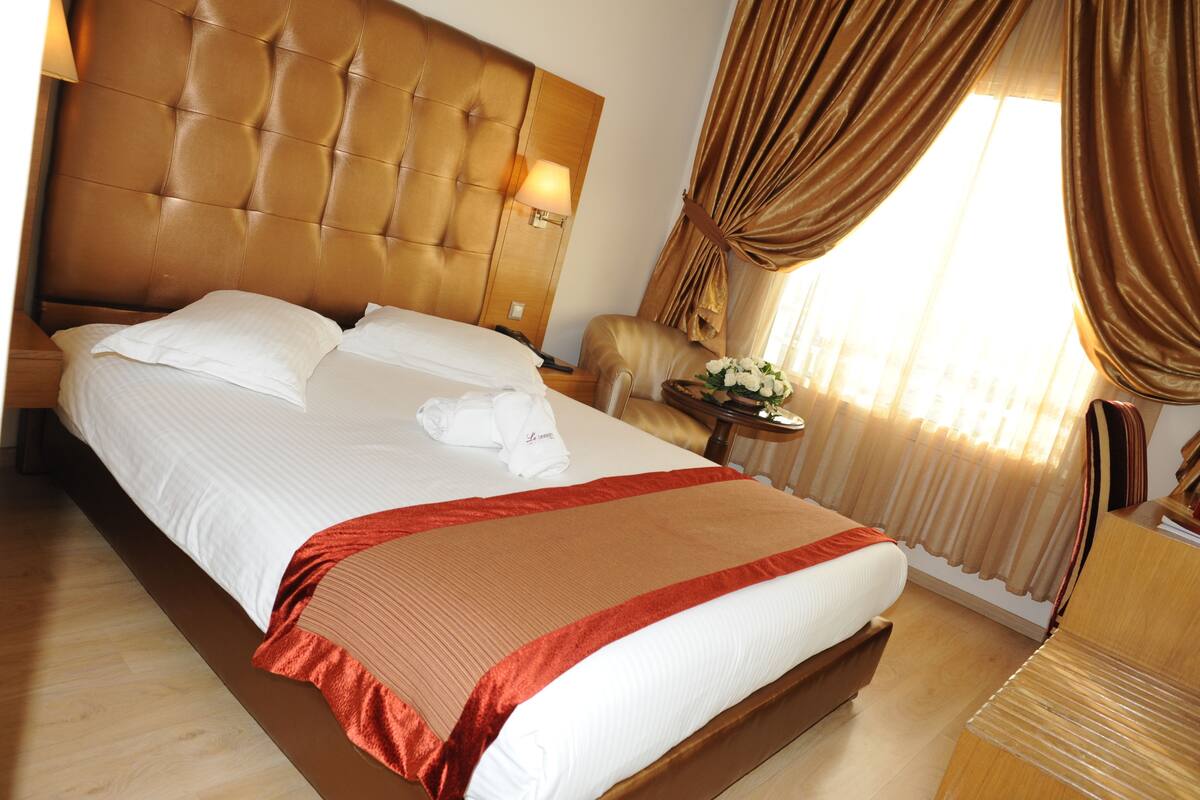 Premium bedding, in-room safe, desk, blackout drapes