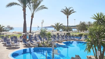 Piscine couverte, piscine extérieure, parasols de plage, chaises longues