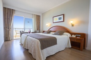Minibar, in-room safe, desk, iron/ironing board - Hipotels Hipocampo Playa (Sant Llorenc des Cardassar)