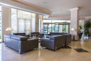 Lobby sitting area - Hipotels Hipocampo Playa (Sant Llorenc des Cardassar)