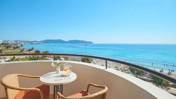 Minibar, caja fuerte, escritorio y tabla de planchar con plancha