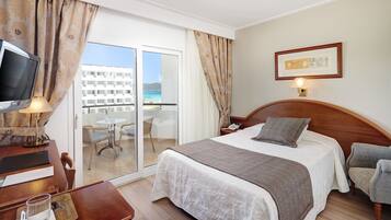 Minibar, coffres-forts dans les chambres, bureau