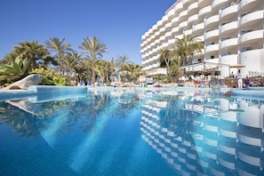 Piscina interna, piscina externa, guarda-sóis, espreguiçadeiras