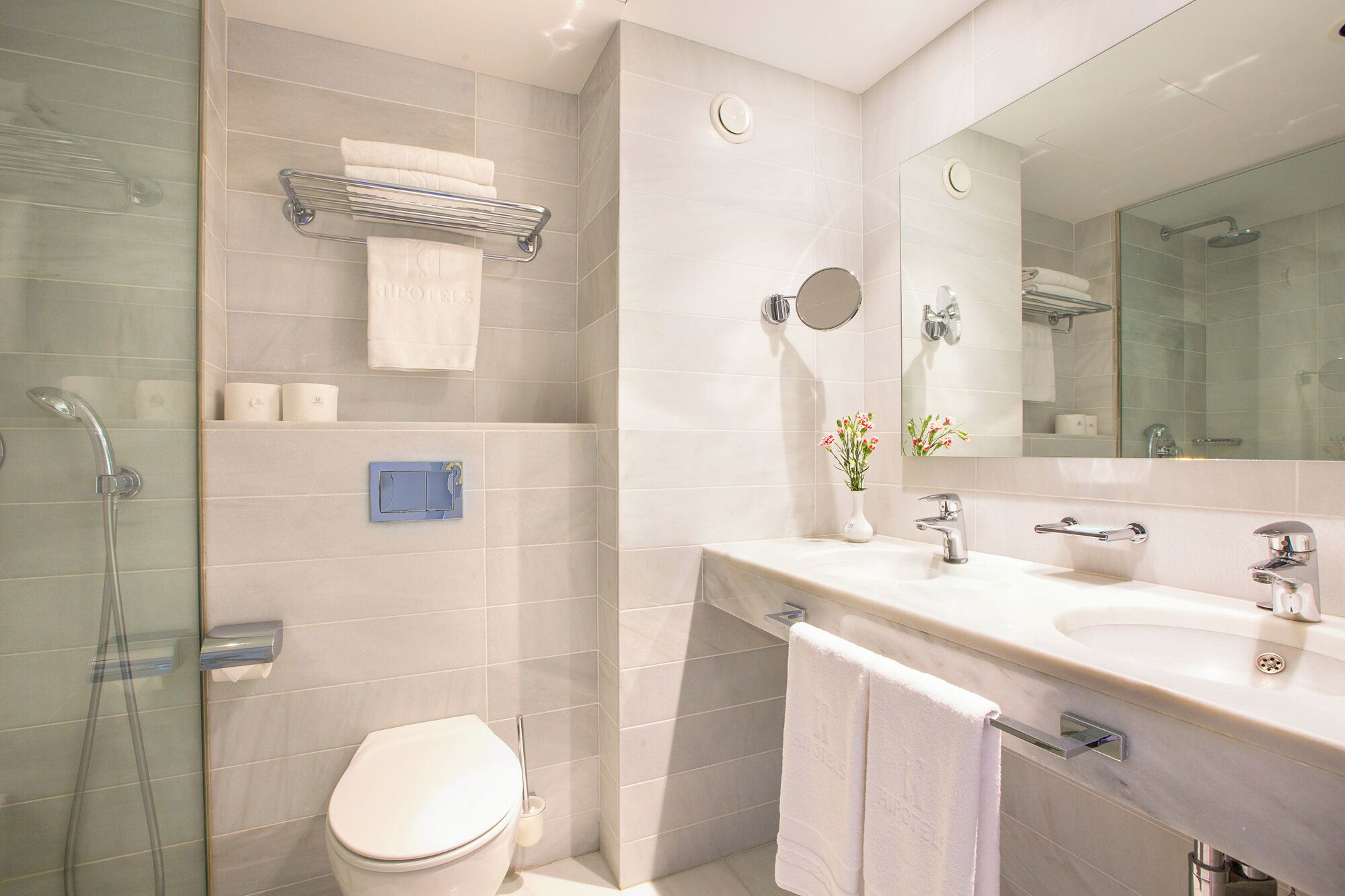 combined shower/bathtub, hair dryer, bidet, towels