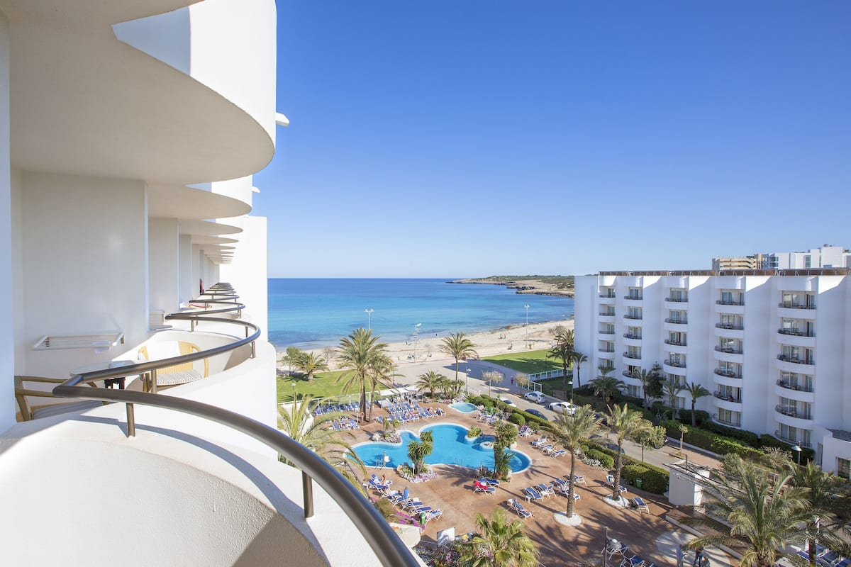 Ein Resort mit Pool, Strand und Meerblick.